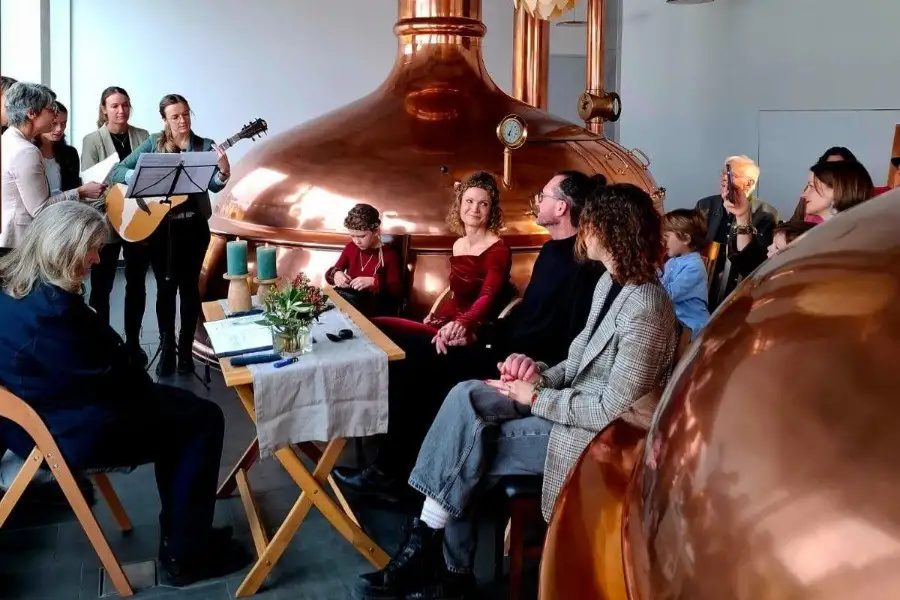 Hochzeitspaar und Gäste im Sudhaus Hochzeitspaar und Gäste im Sudhaus