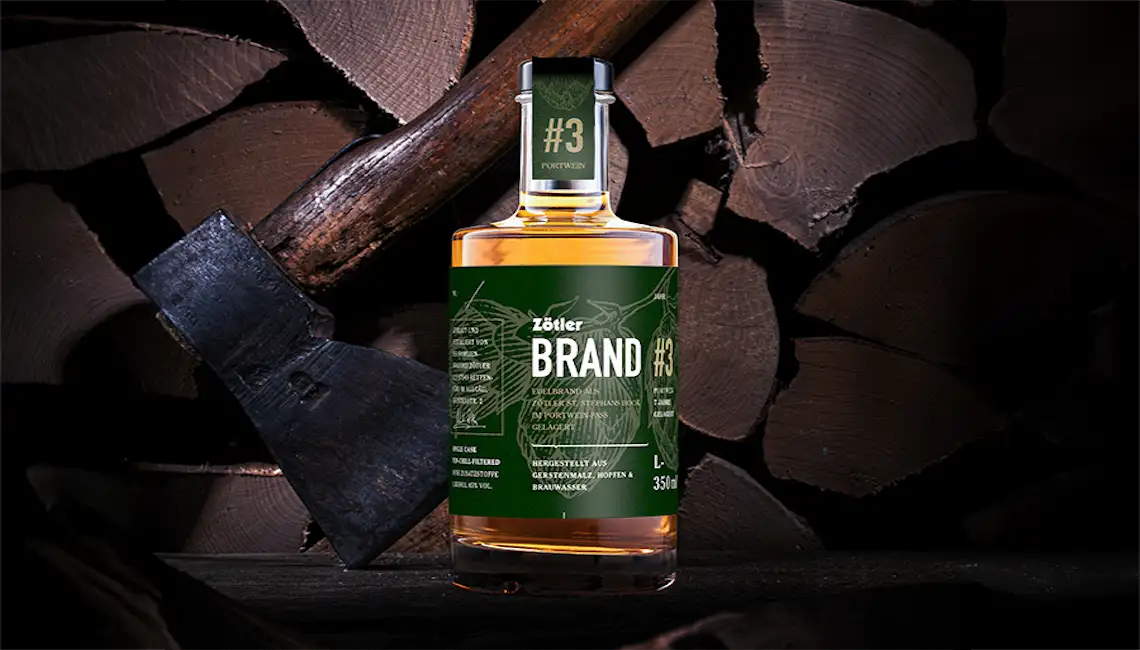Flasche Zötler Brand vor Holz Flasche Zötler Brand vor Holz