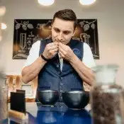 Braumeister beim Testen der Rohstoffe Braumeister beim Testen der Rohstoffe