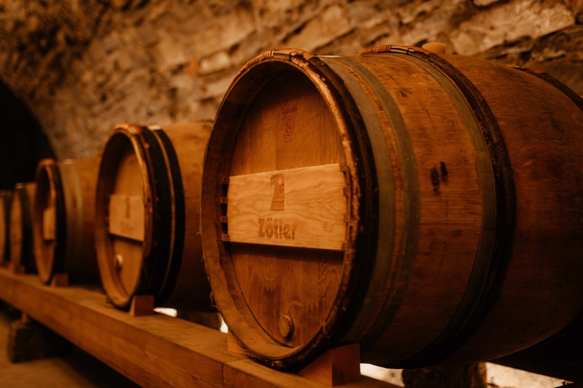 Fässer im Zötler Eiskeller Fässer im Zötler Eiskeller