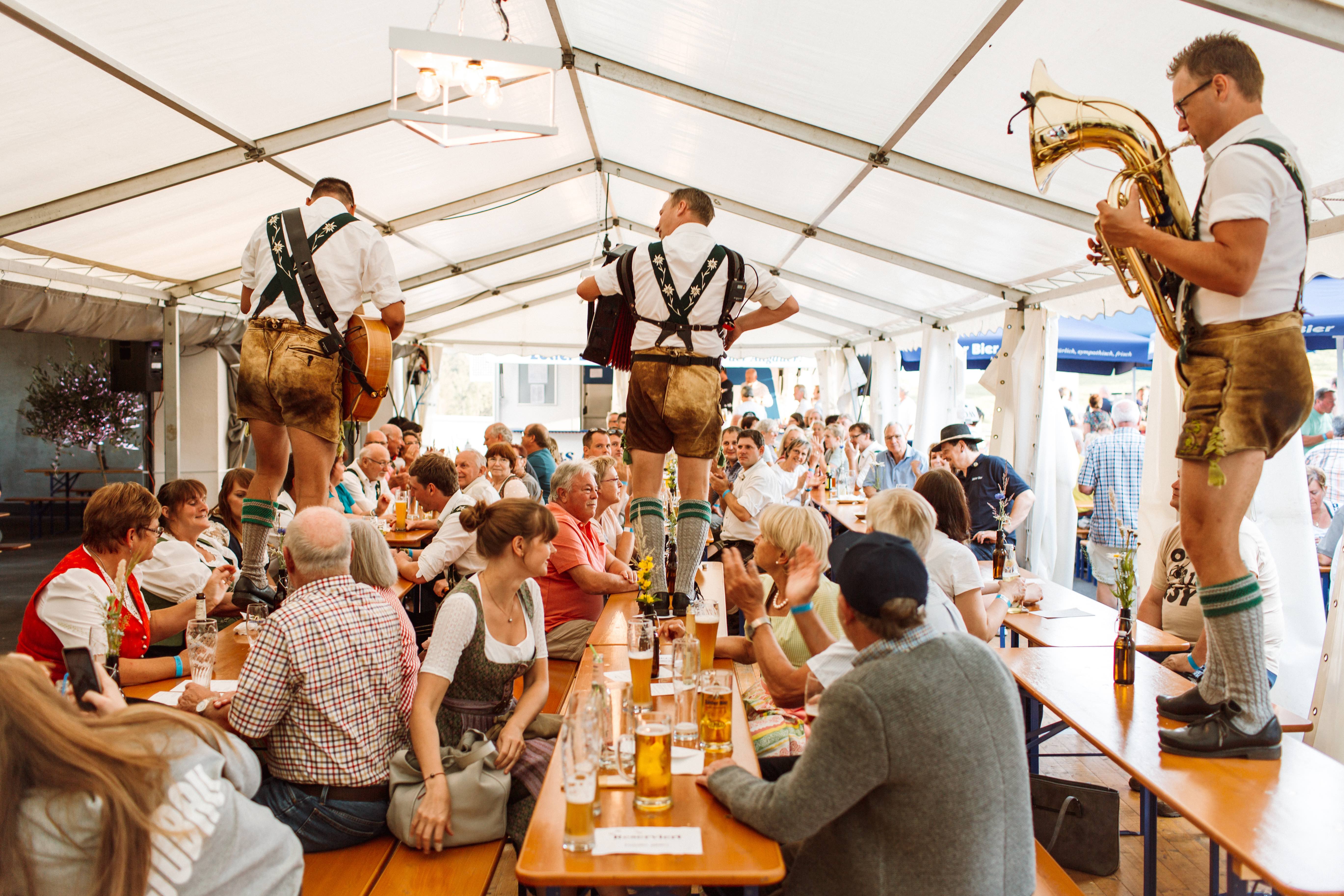 Musiker auf Tischen im Festzelt Musiker auf Tischen im Festzelt