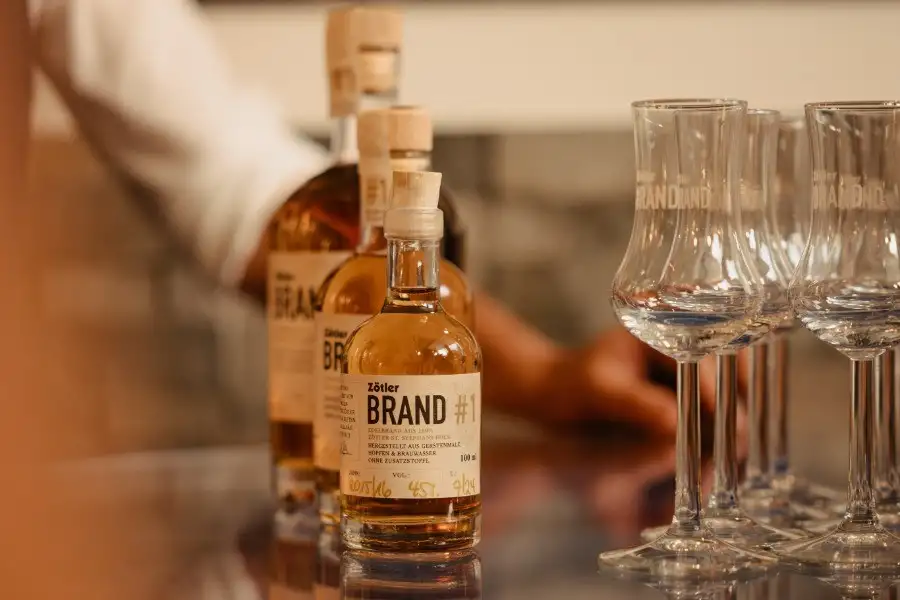 Flaschen Zötler Brand und Gläser Flaschen Zötler Brand und Gläser